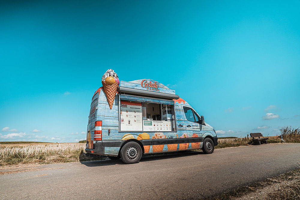 Grüner Eiswagen mit Eiswaffel auf dem Dach