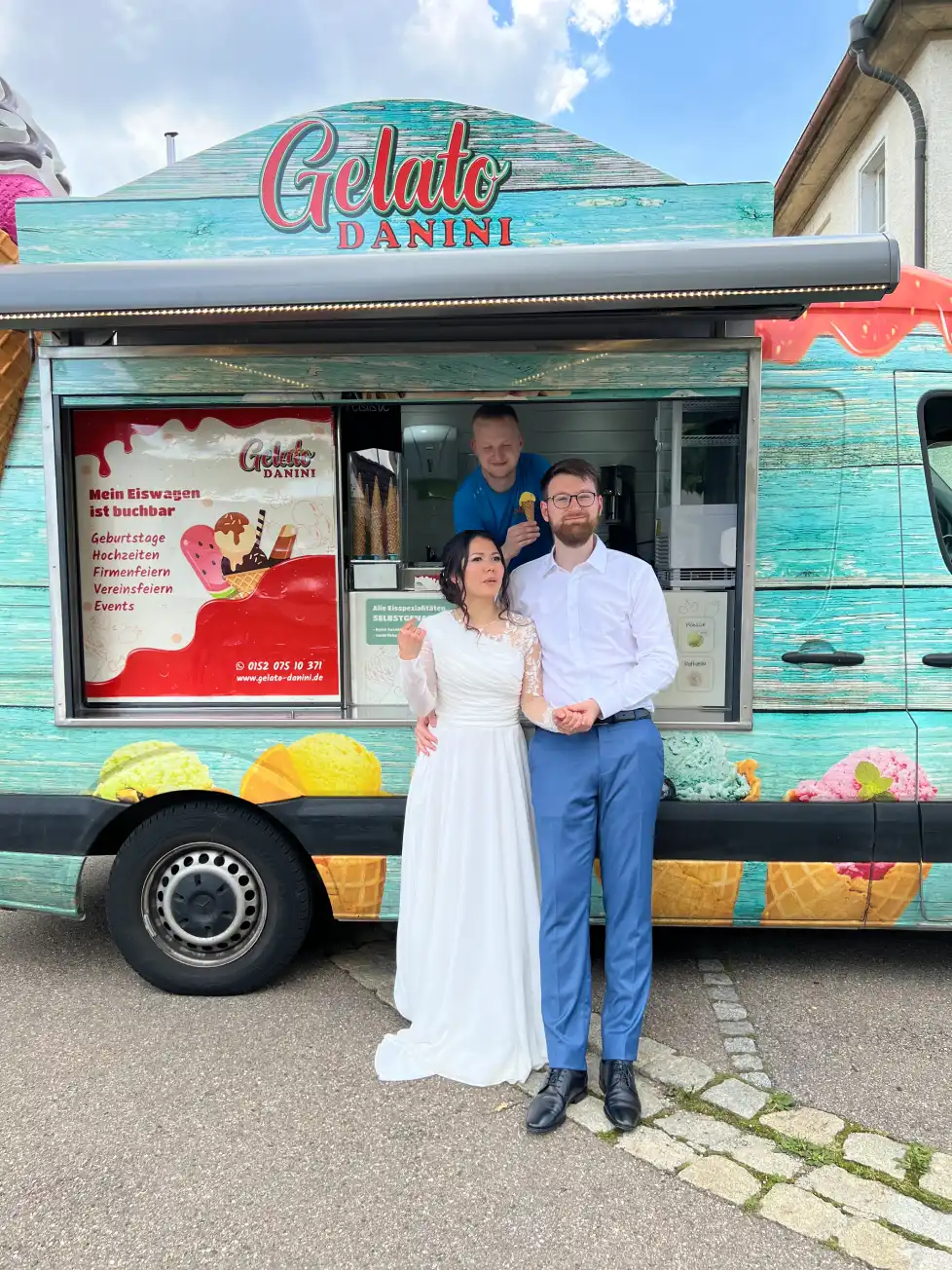 Hochzeitspaar glücklich vor einem grünen Eiswagen